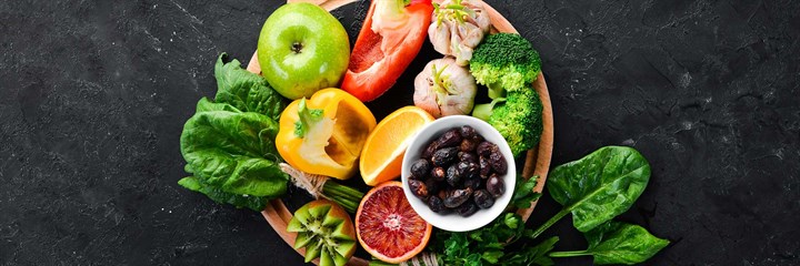 Overhead image of vitamin C rich foods such as peppers, apples, garlic, broccoli 